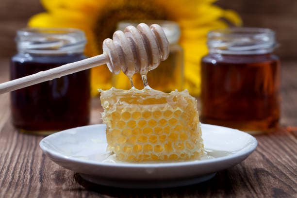 عسل طبیعی با رنگ کهربایی و عطر گل های طبیعی